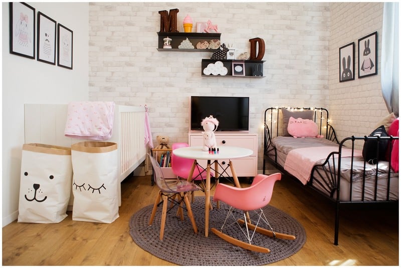 חדר ילדה מעוצב מודרני עם שקי כביסה 